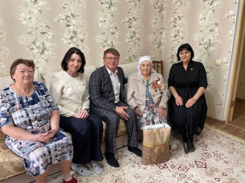 Азнакаевские ветераны и труженики тылы получают юбилейные медали к 80-летию Победы