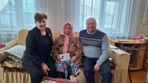 Азнакаевские ветераны и труженики тылы получают юбилейные медали к 80-летию Победы
