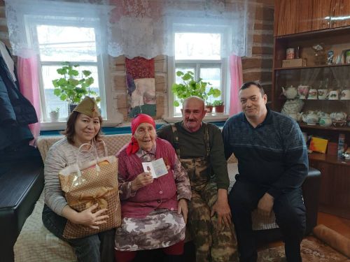Азнакаевские ветераны и труженики тылы получают юбилейные медали к 80-летию Победы