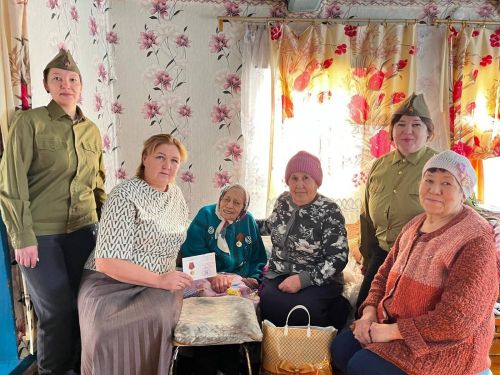 Азнакаевские ветераны и труженики тылы получают юбилейные медали к 80-летию Победы