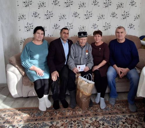 Азнакаевские ветераны и труженики тылы получают юбилейные медали к 80-летию Победы