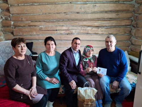Азнакаевские ветераны и труженики тылы получают юбилейные медали к 80-летию Победы