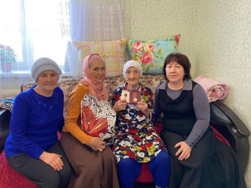 Азнакаевские ветераны и труженики тылы получают юбилейные медали к 80-летию Победы