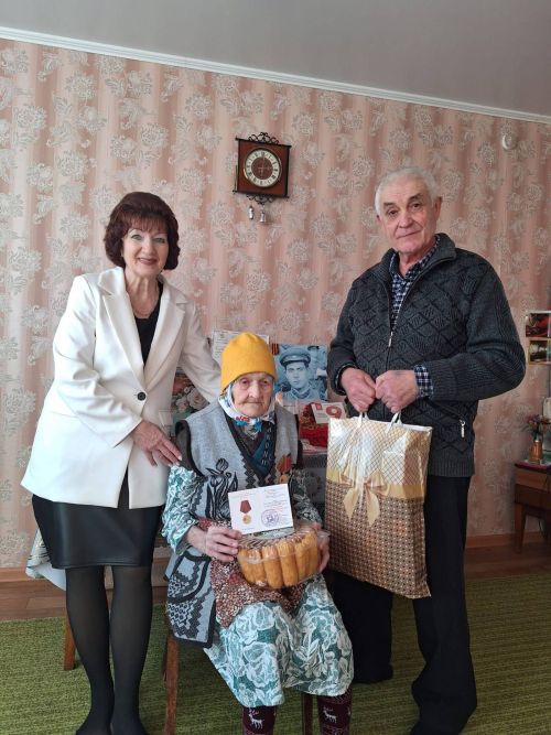Азнакаевские ветераны и труженики тылы получают юбилейные медали к 80-летию Победы