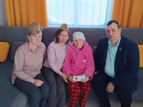 Азнакаевские ветераны и труженики тылы получают юбилейные медали к 80-летию Победы