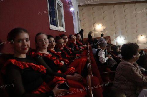 Праздничный концерт для милых дам в Доме культуры