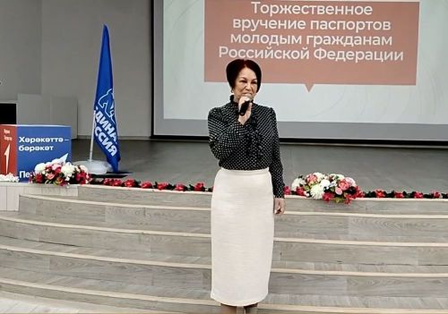 В Азнакаево вручили паспорта юношам и девушкам, достигшим 14-летнего возраста.