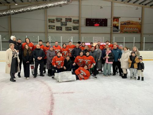 Азнакай хоккейчысы сөйгәненә бозда тәкъдим ясады