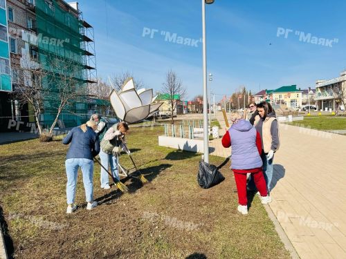 Дворец культуры Азнакаево наводит чистоту на субботнике