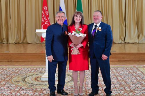 Татарстан Рәисе Азнакайдан Хәсәновлар гаиләсен «Ата-ана даны» ордены медале белән бүләкләде
