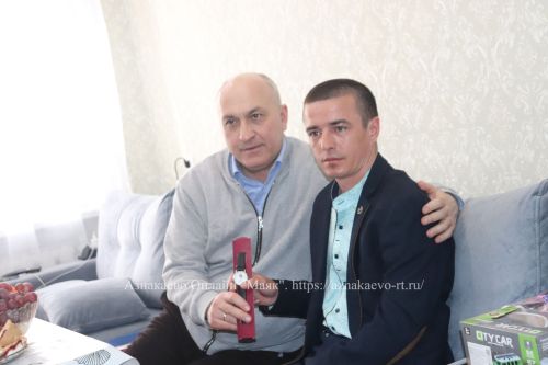 Азнакай районы башлыгы Марсель Шәйдуллин махсус хәрби операциядән яраланып кайткан Раушан Хәйруллин белән очрашты