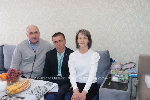 Глава Азнакаевского района Марсель Шайдуллин встретился с Раушаном Хайруллиным, вернувшимся с спецоперации с ранениями