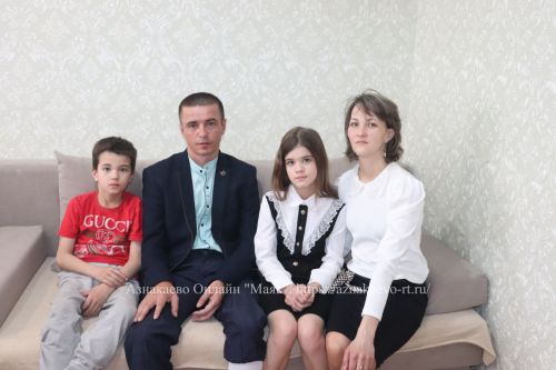 Азнакай районы башлыгы Марсель Шәйдуллин махсус хәрби операциядән яраланып кайткан Раушан Хәйруллин белән очрашты