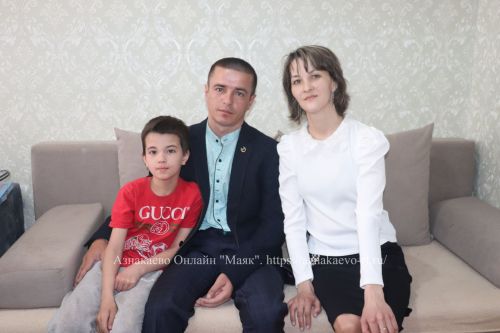 Азнакай районы башлыгы Марсель Шәйдуллин махсус хәрби операциядән яраланып кайткан Раушан Хәйруллин белән очрашты