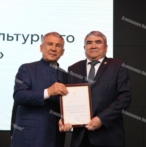 Татарстан Рәисе Азнакай районының Мәлбагыш авылында 3Д-принтер ярдәмендә төзелгән мәдәни үзәкне ачуда катнашты