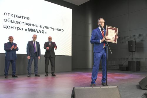 Татарстан Рәисе Азнакай районының Мәлбагыш авылында 3Д-принтер ярдәмендә төзелгән мәдәни үзәкне ачуда катнашты