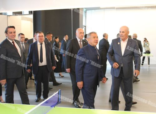 Татарстан Рәисе Азнакай районының Мәлбагыш авылында 3Д-принтер ярдәмендә төзелгән мәдәни үзәкне ачуда катнашты