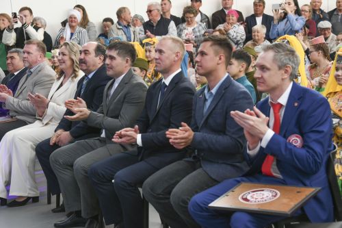 Татарстан Рәисе Азнакай районының Мәлбагыш авылында 3Д-принтер ярдәмендә төзелгән мәдәни үзәкне ачуда катнашты