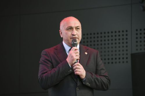 Татарстан Рәисе Азнакай районының Мәлбагыш авылында 3Д-принтер ярдәмендә төзелгән мәдәни үзәкне ачуда катнашты