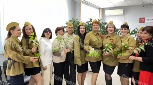 В Азнакаево сотрудники Социального фонда поздравили ветеранов песней