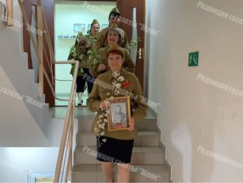 В Азнакаево сотрудники Социального фонда поздравили ветеранов песней