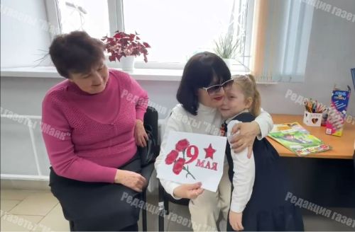В Азнакаево сотрудники Социального фонда поздравили ветеранов песней