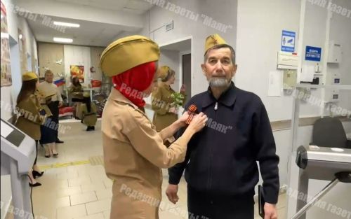 В Азнакаево сотрудники Социального фонда поздравили ветеранов песней
