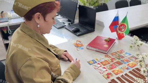 В Азнакаево сотрудники Социального фонда поздравили ветеранов песней