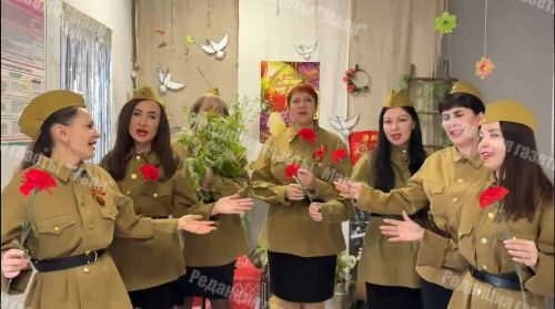В Азнакаево сотрудники Социального фонда поздравили ветеранов песней