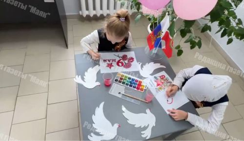 В Азнакаево сотрудники Социального фонда поздравили ветеранов песней
