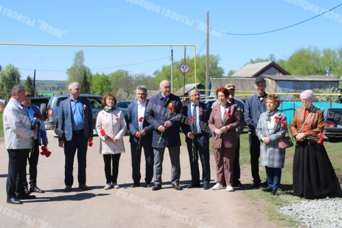 В старой Актюбе открыли памятник в честь генерал-майора Фатыха Булатова