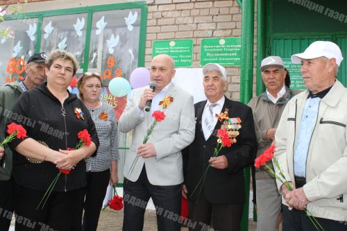Мөслим авылында Ильяс Кәримов истәлегенә мемориаль такта ачылды