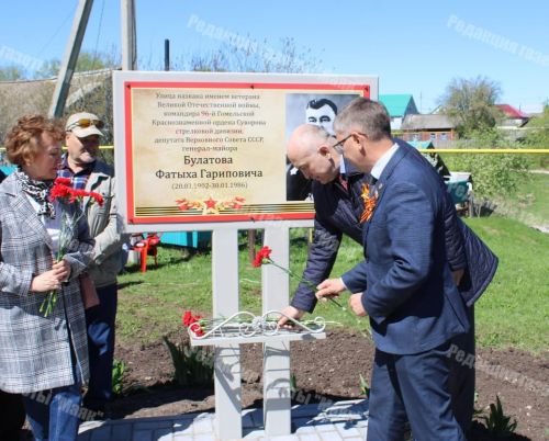 В старой Актюбе открыли памятник в честь генерал-майора Фатыха Булатова