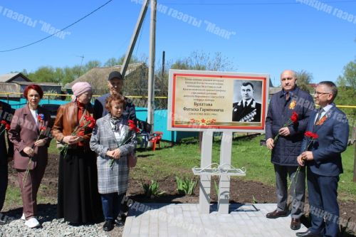 В старой Актюбе открыли памятник в честь генерал-майора Фатыха Булатова