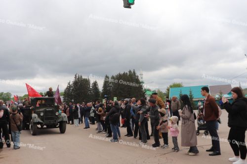 В Азнакаево торжества по случаю Дня Победы традиционно начались у Вечного огня на площади Победы