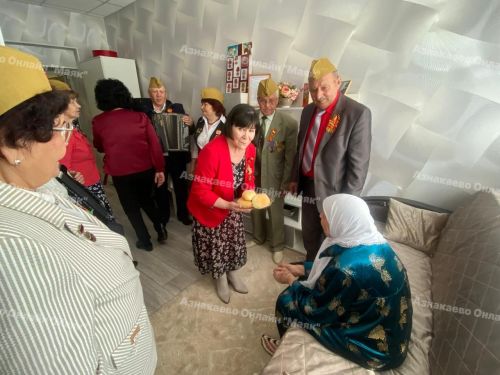Ветераны поздравили жителей интерната с Днем Победы