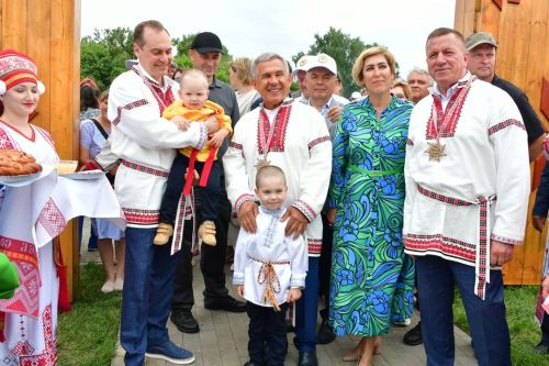«Валда шинясь»: Минниханов принял участие в празднике в Тетюшском районе
