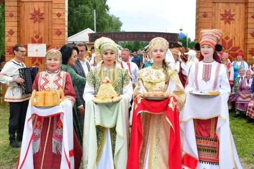 «Валда шинясь»: Минниханов принял участие в празднике в Тетюшском районе