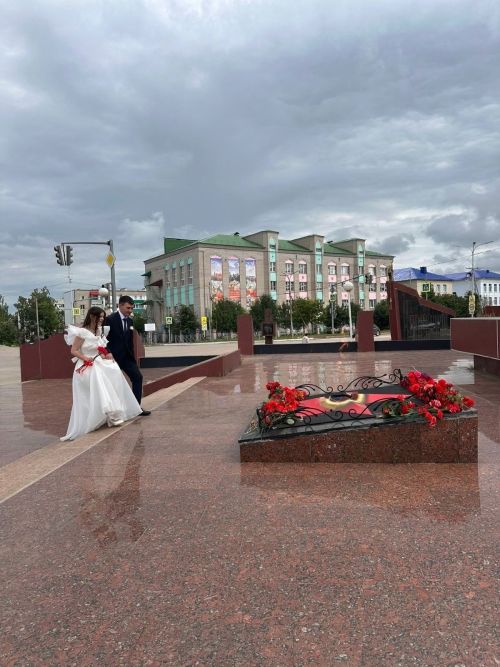Фотографии молодых семей у Вечного огня — знак сохранения нашей истории