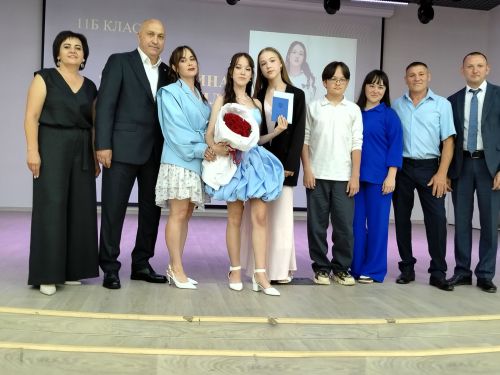 Сегодня в Азнакаево состоялась торжественная церемония вручения аттестатов выпускникам лицея №4.