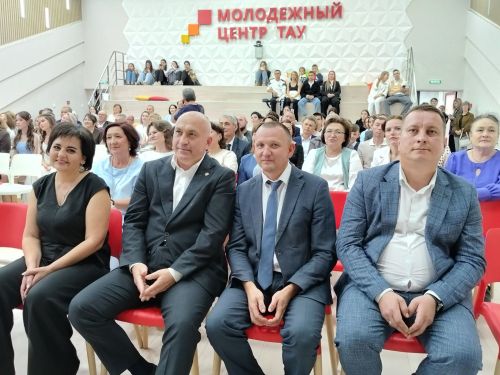 Сегодня в Азнакаево состоялась торжественная церемония вручения аттестатов выпускникам лицея №4.