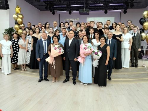 Сегодня в Азнакаево состоялась торжественная церемония вручения аттестатов выпускникам лицея №4.