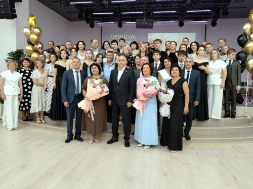Сегодня в Азнакаево состоялась торжественная церемония вручения аттестатов выпускникам лицея №4.