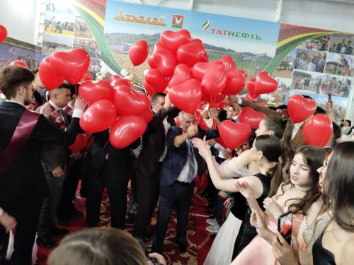 Сегодня  для всех выпускников Азнакаевского района состоялся общегородской выпускной вечер.