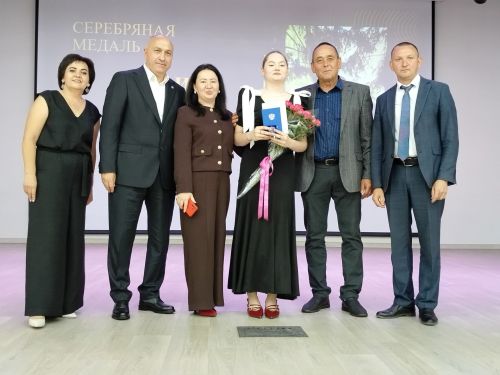 Сегодня в Азнакаево состоялась торжественная церемония вручения аттестатов выпускникам лицея №4.