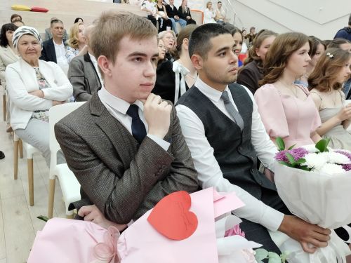 Сегодня в Азнакаево состоялась торжественная церемония вручения аттестатов выпускникам лицея №4.