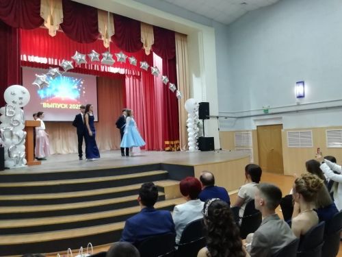 Азнакаевская школа №7 проводила во взрослую жизнь 27 выпускников