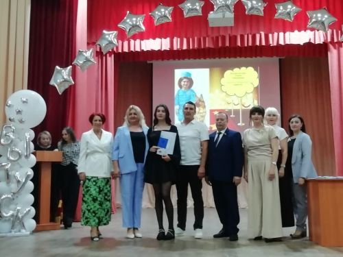Азнакаевская школа №7 проводила во взрослую жизнь 27 выпускников