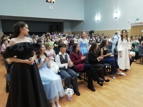 Азнакаевская школа №7 проводила во взрослую жизнь 27 выпускников