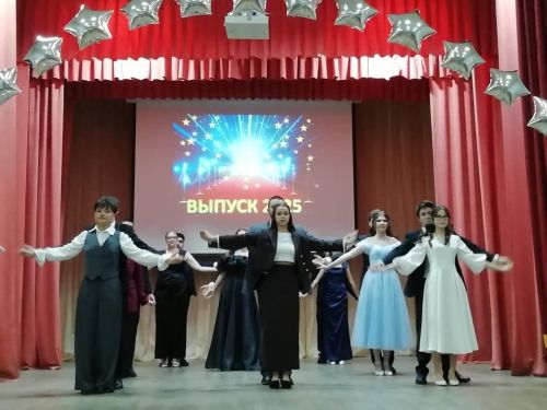 Азнакаевская школа №7 проводила во взрослую жизнь 27 выпускников